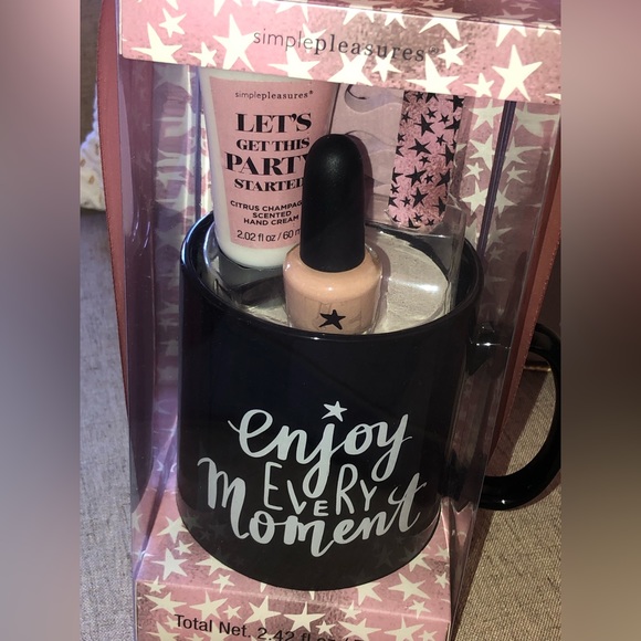 Simple Pleasures Other - Brand New 6 piece Jumbo Mug gift set - $20
